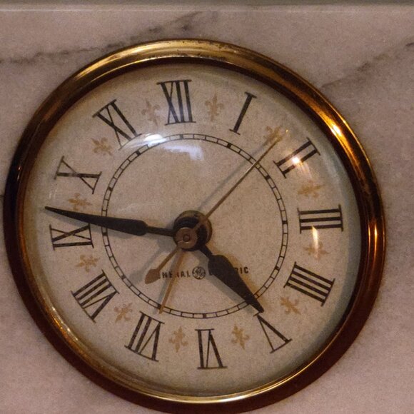 Vintage General Electric Marble Mantel Clock With Roman Numerals & Brass Trim - Picture 2 of 4